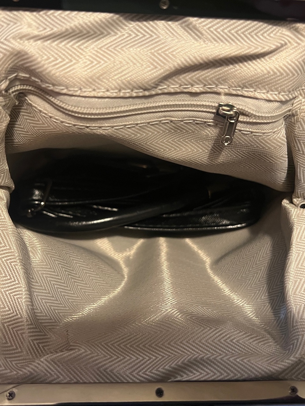 KISS CLOSURE PURSE - by GECKO NWT - Picture 4 of 5
